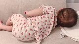 小宝宝练翻身，可爱的小动作把妈妈都逗笑了！