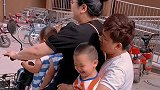 妈妈一胎生了三个儿子，一家五口出门一辆电动车竟然搞定了
