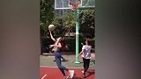 小姐姐太秀了！实战教你打球如何晃过男生