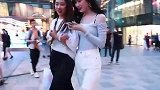 三里屯街拍，蓝色露肩装高挑小姐姐，这条蓝色长裙太美了