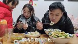 天气寒冷，来碗热气腾腾的饺子，真是温暖又美味！