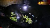 农村小哥在野外制作竹筒福寿螺，一口一个吃得很嗨