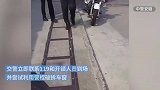 辅警破窗救被困婴儿，手臂被划伤多处