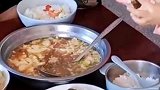 孙女用颤抖的双手，为爷爷夹鱼吃