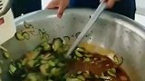 食堂大妈打菜双手颤抖，把女子给整不会了