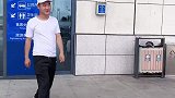 被父母从外地叫回来做选择，能看出来男子的无奈