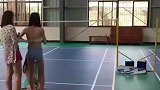 男子去羽毛球馆锻炼，发现场地上都是运动少女