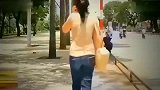女孩走在路上打电话，要不是监控，谁会相信她这遭遇！