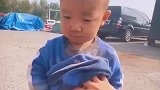 男孩在衣服里藏土，被妈妈搜身