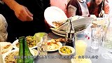 日本网红“猴子”，当了12年的服务员，每天把香蕉当“工资”！