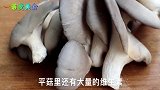 为什么饭店的蘑菇炒肉这么好吃，原来厨师长都是这样炒的，收藏了
