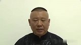不穿衣服跑步还等红灯，笑死个人咧，这人没脑子么