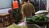 暖心！饭馆老板免费为救援军人提供热茶水