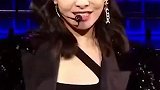 宋茜不愧为女团出身，坐在台下身体虽然不能动，但是眉毛跟着音乐跳了一把，话说女明星真的好适合怼脸拍啊