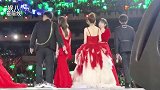 沈梦辰杜海涛跨年晚会偷偷拥吻，被发现后沈梦辰蹦跳着逃开