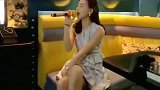 朋友介绍的相亲对象，她说着急结婚，到唱歌后发现不对劲