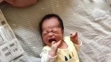 小宝宝怎么一直在哭，是不是饿了宝妈快别拍视频啦