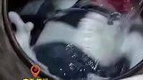 男子在工地用水泥搅拌机洗工装