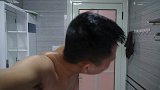 把十瓶香水的水取出来！在同时从头上灌下去会怎么样？