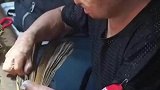 残疾小伙用棕榈树叶编出动物摆摊，每个努力生活的人都值得尊重
