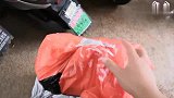 下雨天，鱼米宝宝只能隔着窗户看外面，广场舞跳不了，心情不美丽