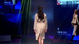 对称经典小翻领风衣，整体简约时尚，腰带的缀饰中和纯色