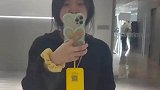 当你的学生比你看起来更像老师，网友：搭肩那一下更像老师了！
