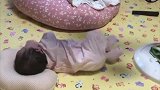50天的小宝宝躺着一直想翻身，踢腿的小动作把心都萌化了！