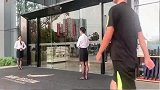 只要我们不尴尬，尴尬的就是他