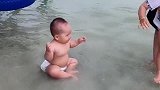 两个小宝宝一起玩水，哥哥突然抓弟弟的脸，这画面好搞笑！
