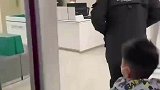 八年没在老家过年，男子偷偷带俩娃返乡