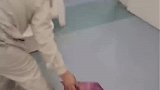 护士正在产房里接生，过一会变成了洗产房