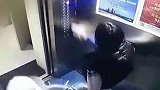 陕西一女子用脚按电梯 物业：她说一时脑热犯了神经