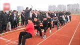 拔河也有战术！教体育的班主任淡定指挥拔河：先让对方30秒