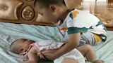 自从二胎有了妹妹，相差4岁哥哥就成了这样，看的心里暖暖的！