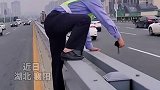 78岁老人坐轮椅桥上逆行，辅警飞身一跃将其救下点赞