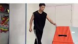 男子手臂支撑跳箱，惊呼铁肩如铁