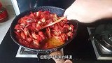 手臂被烫伤，休假在家，老婆孩子陪着做青椒焖小龙虾，一家很开心