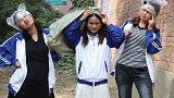 小伙伴带着傻妞捅马蜂窝，结果傻妞脸上被蛰几个包，真是太有才了