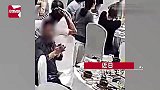 男子混迹婚宴变身“混吃专业户”，“影帝”表演：鼓掌敬酒超自然