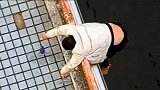 百元大钞如雨下！男子半挂在桥上 边喝二锅头边抛钱