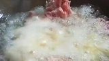 自制的特色“牛肉酱”香气扑鼻哇，搭配小土豆口感一绝