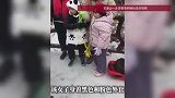 女子雪山排队“冻晕”被抬走，景区回应：喝热水后缓过来了