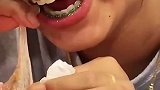 有点坐立不安，真怕她一口给我吃了