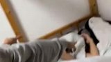 男子将设备贴好友手臂上，一启动把好友震醒了