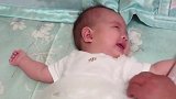 妈妈假装挠宝宝的咯吱窝，宝宝开心的一直大笑，小模样太萌了！