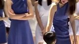 孩子来看妈妈，后面众女的眼神意味深长，你怎么看