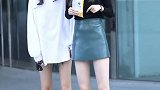 生活就像一出戏，一切都取决于表演，左边的女孩真的很努力