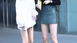 生活就像一出戏，一切都取决于表演，左边的女孩真的很努力