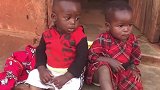 非洲农村的小萌娃，爸爸妈妈都不在家，俩人就坐在门口乖乖等着